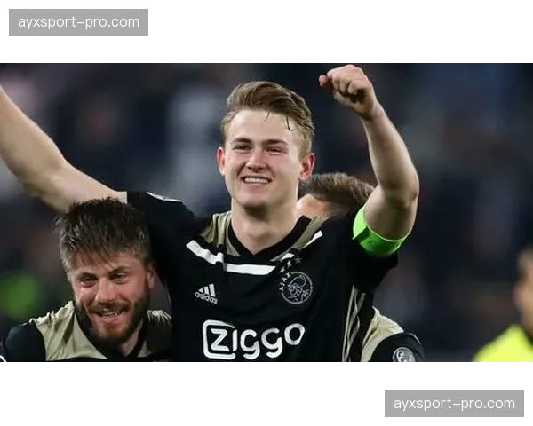 即时:拜仁慕尼黑通过角球由德里赫特头槌首开记录 即时:拜仁慕尼黑通过角球由德里赫特头槌首开记录