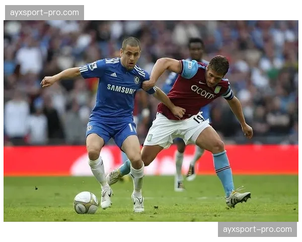 特写瞬间:里尔前锋进球后指向中场搭档,感谢其精准长传助攻 特写瞬间:里尔前锋进球后指向中场搭档,感谢其精准长传助攻