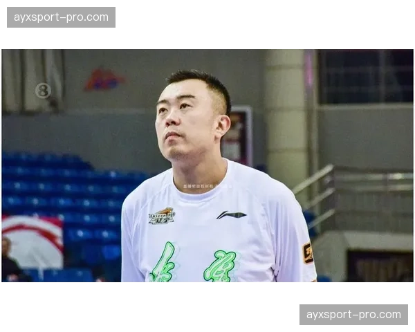 更衣室里的老将：韩德君在赛后为年轻中锋讲解防守站位